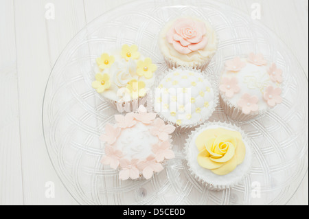 Cupcakes mixtes dans des tons pastel, style shabby chic avec décorations sugarcraft Banque D'Images