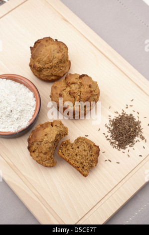Le seigle fraîchement cuits et de cumin muffins Banque D'Images