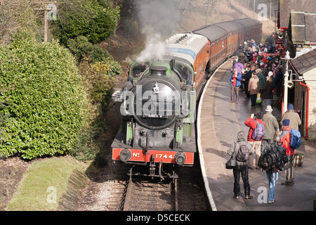 Locomotive à vapeur tirant un train de voyageurs sur le chemin de fer d'une valeur de Keighley et à Haworth, West Yorkshire, Angleterre Banque D'Images