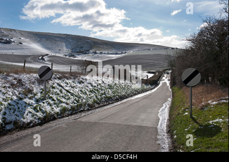 Lane rural en hiver à travers collines du Sussex, UK Banque D'Images