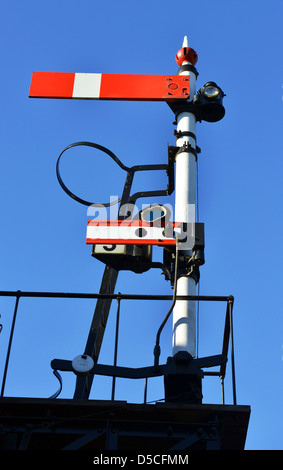 Signal de chemin de fer, en position d'arrêt du signal, l'Angleterre, Royaume-Uni Banque D'Images