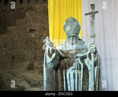 La sculpture en sel de l'ancien Pape Jean Paul II à la mine de sel de Wieliczka, Cracovie, Pologne. Banque D'Images