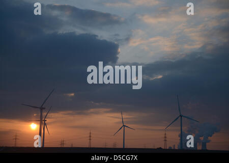 Le soleil se couche derrière les éoliennes près de Pulheim, Allemagne, 27 mars 2013. Photo : Federico Gambarini Banque D'Images