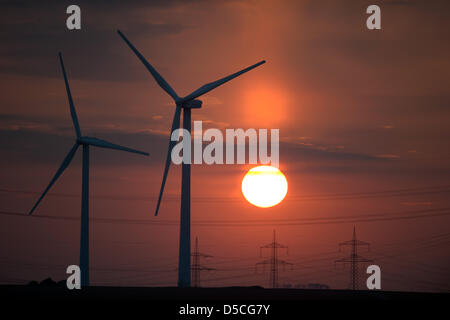 Le soleil se couche derrière les éoliennes près de Pulheim, Allemagne, 27 mars 2013. Photo : Federico Gambarini Banque D'Images