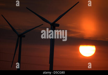 Le soleil se couche derrière les éoliennes près de Pulheim, Allemagne, 27 mars 2013. Photo : Federico Gambarini Banque D'Images