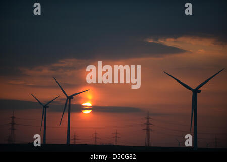 Le soleil se couche derrière les éoliennes près de Pulheim, Allemagne, 27 mars 2013. Photo : Federico Gambarini Banque D'Images