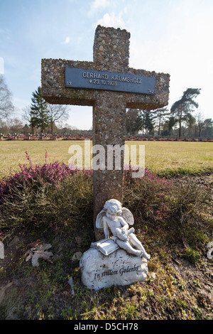 Angel au pied de la pierre tombale d'un soldat au cimetière de guerre allemand à Kattenbos Lommel en Belgique Banque D'Images