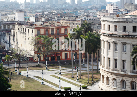 Vue aérienne de la fabrique de cigares Partagas Shop derrière le Capitolio Building dans le centre de La Havane Cuba Banque D'Images