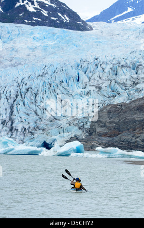 Kayak de mer ci-dessous le Mendenhall Glacier, dans le sud de l'Alaska. Banque D'Images