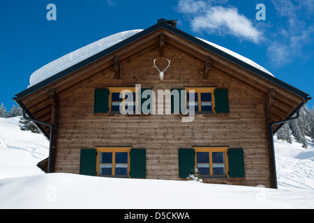 Beau chalet de ski dans une vallée de Montafon, photo prise à partir de la piste de ski Banque D'Images