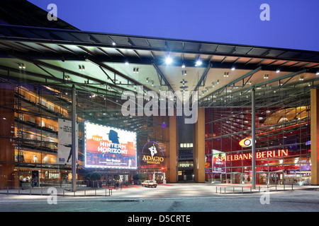 Berlin, Allemagne, Stage Theater am Potsdamer Platz, à gauche, et le Casino de Berlin, droite Banque D'Images