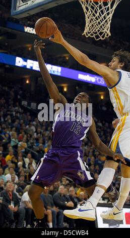 Oakland, USA, Callifornia. 27 mars 2013. Garde-Tireke Sacramento Evans entraîne le lane Andrew Bogut qui autour de lors de la victoire contre les Kings 105-98 Golden State Warriors le 27 mars 2013, à l'Oracle Arena à Oakland, CA Gluskoter...Daniel/CSM/Alamy Live News Banque D'Images