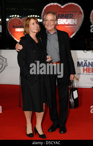 Senta Berger et Michael Verhoeven à la première de "aennerherzen und die ganz, ganz grosse Liebe' au CineStar Sony Center Banque D'Images