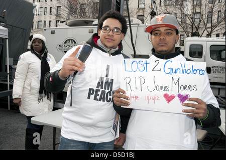 Rassemblement anti-armes à feu dans le quartier Harlem de Manhattan, sur 21 mars 2013. Le jeune homme (à droite) a perdu un ami pour la violence des armes à feu. Banque D'Images