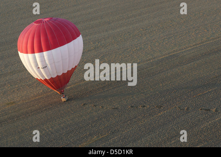 Magdeburg, Allemagne, dans la montgolfière d'atterrissage dans un champ Banque D'Images