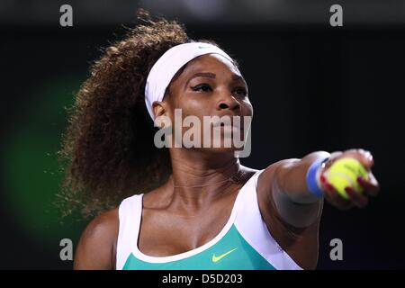 Miami, Floride, USA. 28 mars 2013. Serena Williams de USA contre Agnieszka Radwanska sert de la Pologne au cours de leur match de demi-finale à l'Open Sony à Crandon Park Tennis Center le 24 mars 2013 à Key Biscayne, en Floride. (Crédit Image : Crédit : Joe/ZUMAPRESS.com/Alamy Scarnici Live News) Banque D'Images