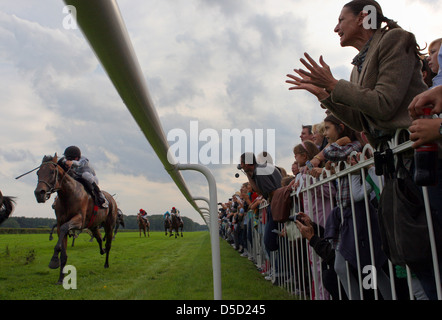 Berlin, Allemagne, femme sur une piste de course à la vôtre sur son cheval Banque D'Images