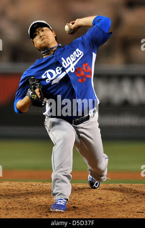 Anaheim, Californie, USA. 28 mars 2013. Le lanceur partant des Dodgers de Los Angeles, Hyun-Jin Ryu # 99 emplacements au cours de la pré saison série Freeway principal Ligue base-ball match entre les Los Angeles Angels et les Dodgers de Los Angeles à Anaheim Stadium à Anaheim, en Californie..Louis Lopez/CSM/Alamy Live News Banque D'Images