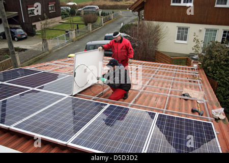 Magdeburg, Allemagne, l'installation d'un système d'énergie solaire sur le toit d'une maison familiale Banque D'Images