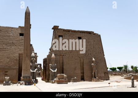 L'Égypte. Temple de Louxor premier pylône qui a été construit par Ramsès II au cours de la xixe dynastie. Banque D'Images