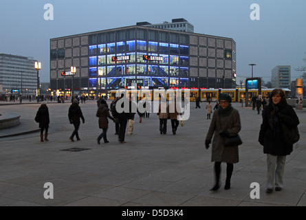 Berlin, Allemagne, les piétons dans la soirée à l'Alexanderplatz Banque D'Images