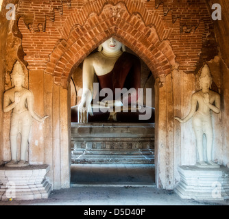 Statue de Bouddha dans un temple à Bagan Banque D'Images