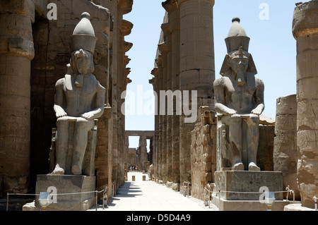 L'Égypte. Entrée de la Grande Colonnade d'Amenhotep III est flanquée de deux statues colossales de Ramsès II dans le temple de Louxor. Banque D'Images