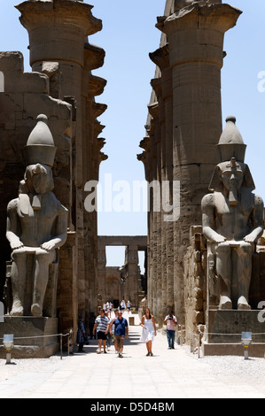 L'Égypte. Entrée de la Grande Colonnade d'Amenhotep III est flanquée de deux statues colossales de Ramsès II dans le temple de Louxor. Banque D'Images