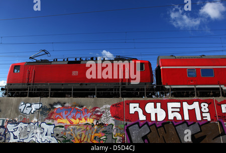 Berlin, Allemagne, Tram régional exécute plus d'un graffiti pulvérisés avec ligne de chemin de fer Banque D'Images