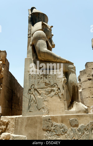 L'Égypte. Panneau latéral de secours une colossale statue de Ramsès qui borde la premier pylône porte d'entrée du temple de Luxor Banque D'Images