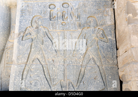 L'Égypte. Panneau latéral de secours une colossale statue de Ramsès qui borde la premier pylône porte d'entrée du temple de Luxor Banque D'Images