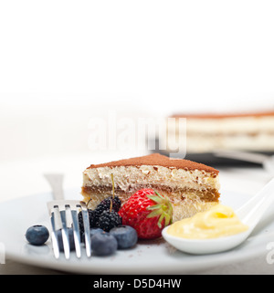 Tiramisu classique italien dessert aux fruits rouges et custartd crème sur le côté Banque D'Images