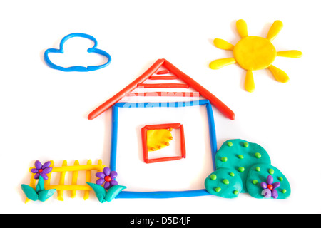 Petite maison, l'argile (pâte à modeler) modélisation isolé sur fond blanc. Banque D'Images