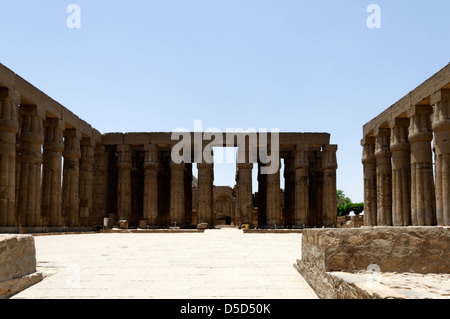 Luxor. L'Égypte. L'Afrique. Vue vers la salle hypostyle de la grande cour d'Amenhotep III au temple de Louxor. Banque D'Images