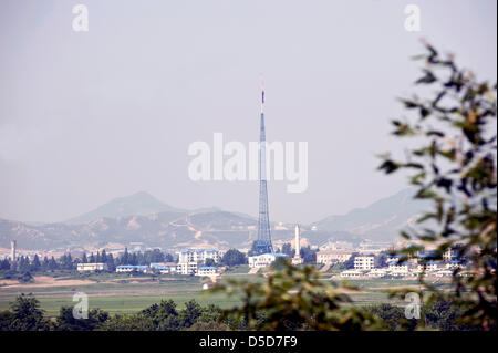 Un mât, estimé à environ 160 mètres de hauteur, se dresse sur le côté nord-coréen de la zone démilitarisée (DMZ) à quelque 50 kilomètres au nord de Séoul, Corée du Sud, le 24 juin 2010..Photographe : Rob Gilhooly . Banque D'Images