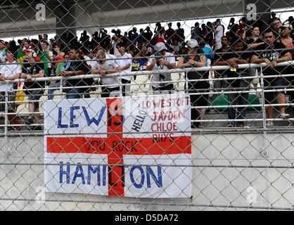 24 mars 2013, Sepang, Malaisie - Lewis Hamilton (Mercedes AMG Petronas F1 Team fans de course finale la formule un Grand Prix de Malaisie 2013 à Sepang International Circuit. Hamilton avec succès en 3e position. (Photo de Robertus/Pudyanto AFLO) Banque D'Images