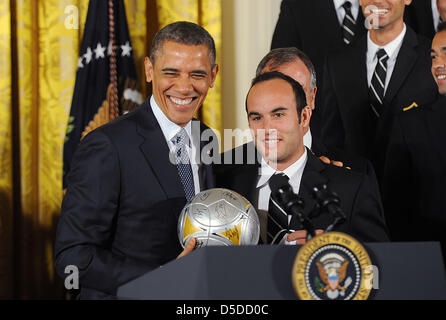 Le président des États-Unis Barack Obama (L) des blagues avec Landon Donovan comme il se félicite de la championne de la Coupe Stanley des Kings de Los Angeles et le champion de la Major League Soccer LA Galaxy à la Maison Blanche en l'honneur de leur championnat 2012 saisons dans l'East Room de la Maison Blanche, 26 mars 2013 à Washington, DC., USA. Photo : Olivier Douliery/CNP Banque D'Images