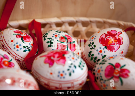 Œufs de Pâques tchèques originaux, œufs de Pâques peints dans un panier, République tchèque de Prague Banque D'Images