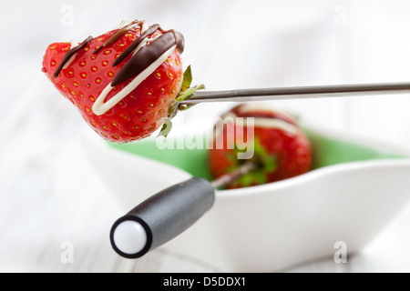 Fraises fraîches avec chocolat blanc et noir Banque D'Images