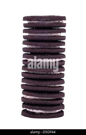 Une pile de biscuits Oreo cookie original sur un fond blanc Banque D'Images