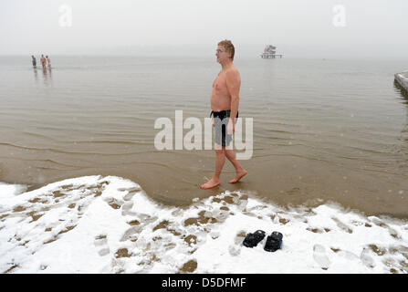 Berlin, Allemagne. 29 mars 2013. La première place de la saison, Manfred Scharnowski, sort de l'eau au lido Strandbad Wannsee à Berlin, Allemagne, 29 mars 2013. Saison de baignade au lido commence traditionnellement le Vendredi saint. Photo : RAINER JENSEN/dpa/Alamy Live News Banque D'Images