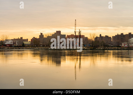 Matin voir de Long Island City, New York, vu de Roosevelt Island. Banque D'Images