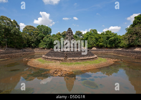 L'île sanctuaire au milieu de l'étang. Neak Pean temple. Angkor. Cambodge Banque D'Images