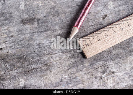 Règle en bois et un stylo sur la table en bois Banque D'Images