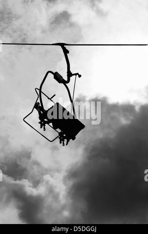 Télésiège découpé sur un ciel nuageux en noir et blanc, Queenstown, Nouvelle-Zélande Banque D'Images