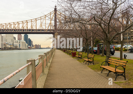 Ed Koch Queensboro Bridge (1909) traverse l'East River. Vu de l'West Road, Roosevelt Island Banque D'Images