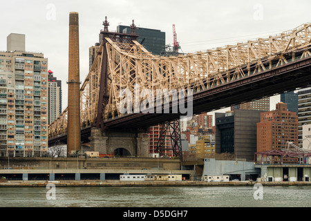 Ed Koch Queensboro Bridge (1909) traverse l'East River, entre Manhattan et Long Island City dans le Queens. À partir de Roosevelt Island Banque D'Images