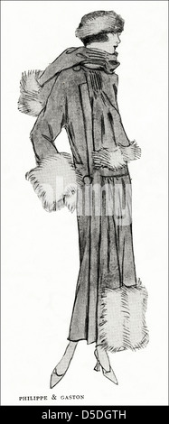 La mode de Paris de 1923 par le designer Philippe & Gaston. Manteau de velours de laine gris bordé de fourrure de renard gris. Banque D'Images