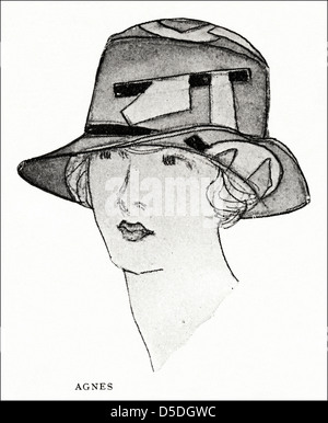 La mode de Paris de 1923 par créateur Agnes. Chapeau vert olive avec broderie sur la surface. Banque D'Images