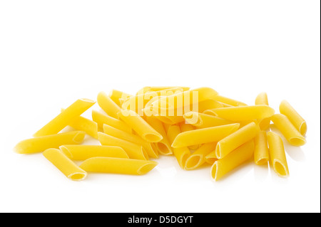 Pâtes penne isolé sur fond blanc Banque D'Images